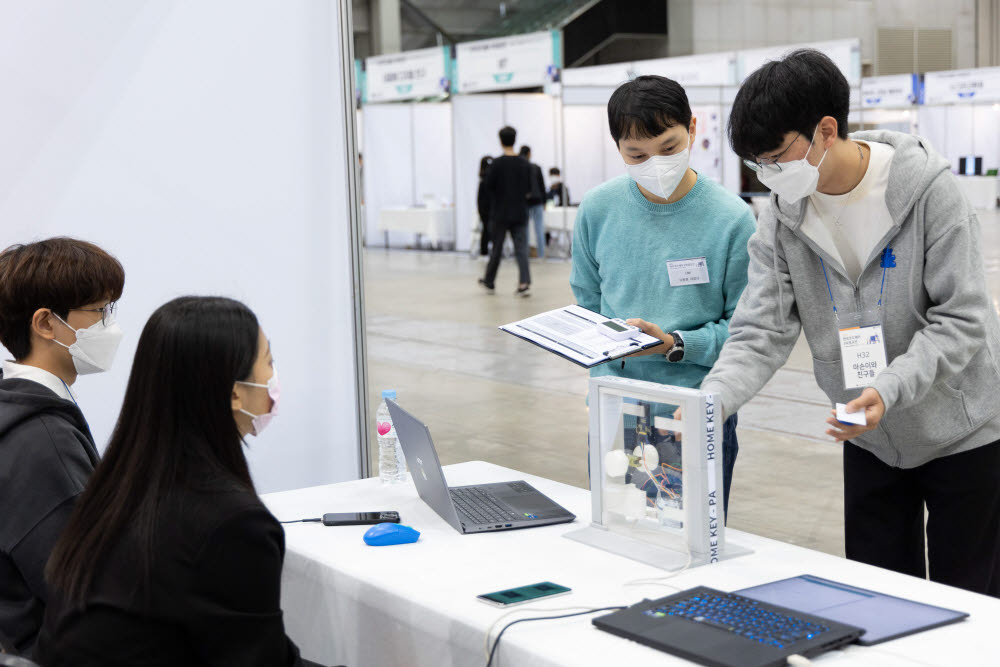 2022 한국코드페어 SW공모전 본선에 참가한 한 학생이 준비한 작품을 설명하고 있다.