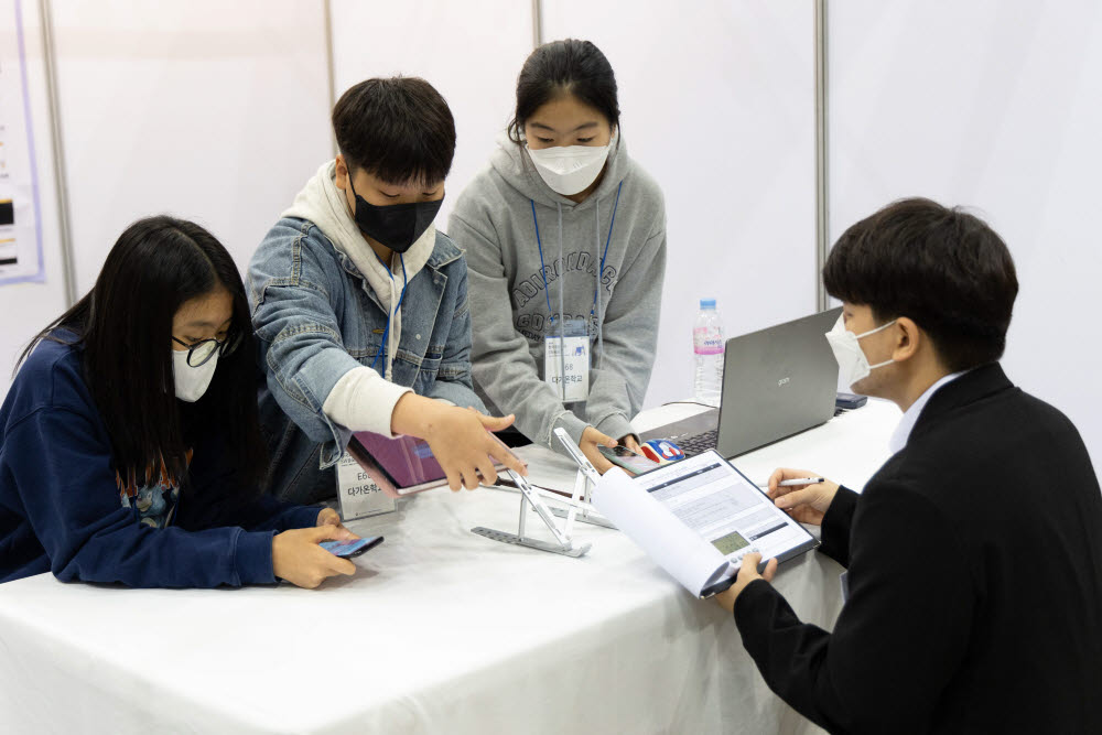 2022 한국코드페어 SW공모전 본선에 참가한 한 학생이 준비한 작품을 설명하고 있다.