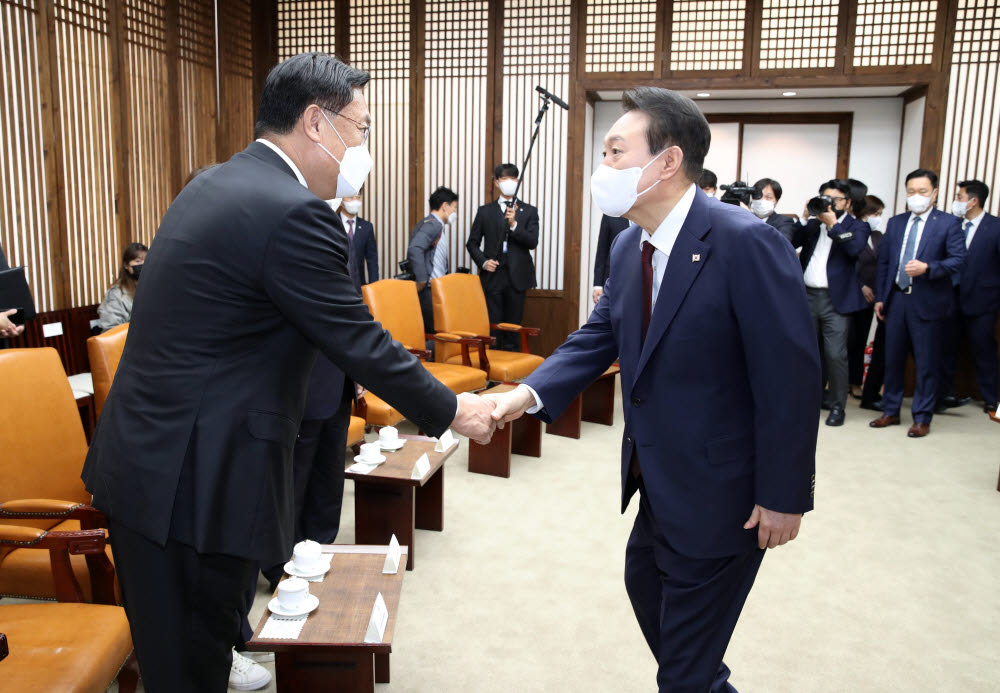 윤석열 대통령이 25일 내년도 예산안 시정연설에 앞서 국회 접견실에서 국민의힘 정진석 비상대책위원장 등과 악수하고 있다.