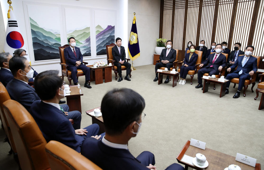 윤석열 대통령이 25일 내년도 예산안 시정연설에 앞서 국회 접견실에서 김진표 국회의장, 국민의힘ㆍ정의당 지도부 등과 환담하고 있다.