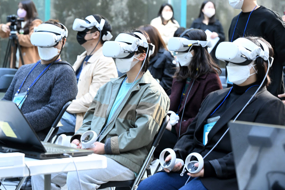 VR·XR로 만나는 고전극 '크리스마스 캐롤'