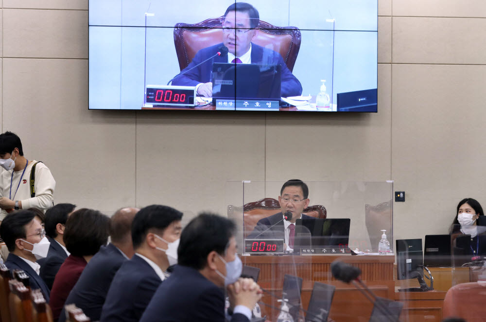 국회 연금개혁특별위원회가 25일 첫 전체회의를 열고 연금개혁 논의를 본격적으로 시작한 가운데 위원장으로 선출된 국민의힘 주호영 의원이 회의를 주재하고 있다. 오늘 첫 회의는 지난 7월 여야가 21대 국회 후반기 원 구성 협상을 타결하면서 특위 구성에 합의한 지 약 3개월 만이다