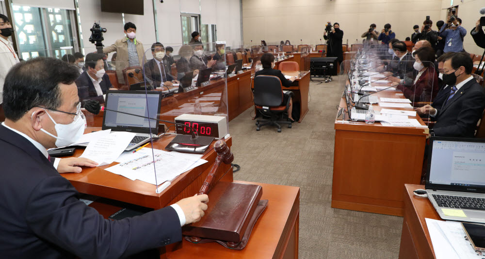 국회 연금개혁특별위원회가 25일 첫 전체회의를 열고 연금개혁 논의를 본격적으로 시작한 가운데 위원장으로 선출된 국민의힘 주호영 의원이 회의를 주재하고 있다. 오늘 첫 회의는 지난 7월 여야가 21대 국회 후반기 원 구성 협상을 타결하면서 특위 구성에 합의한 지 약 3개월 만이다. <연합뉴스.