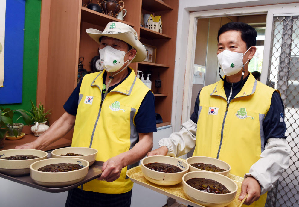 매주 수요일 짜장면 봉사 활동을 펼치고 있는 이수영 씨(왼쪽)와 이정표 경감