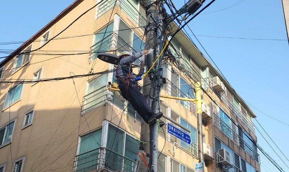 통신사 관계자가 광케이블을 구축하고 있다.