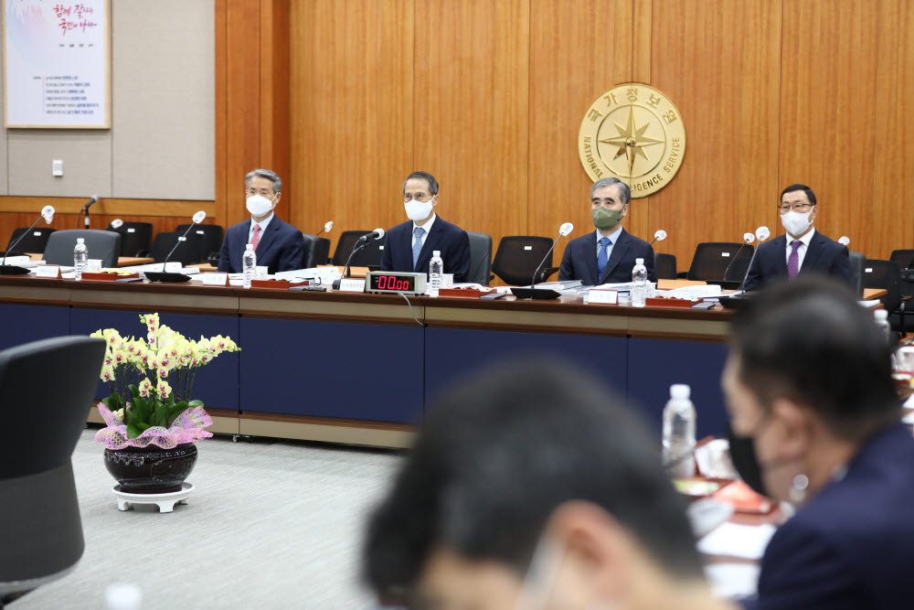 26일 서울 서초구 내곡동 국가정보원 청사에서 열린 국회 정보위원회의 국정원에 대한 국정감사에서 김규현 국정원장이 국정감사 시작을 기다리고 있다. 왼쪽부터 권춘택 1차장, 김 원장, 김수연 2차장, 백종욱 3차장. 조상준 기조실장은 국감 시작 전 일신상의 이유로 사의를 표명해 국정감사에 출석하지 않아 왼쪽 자리가 빈자리로 남아있다. 연합뉴스