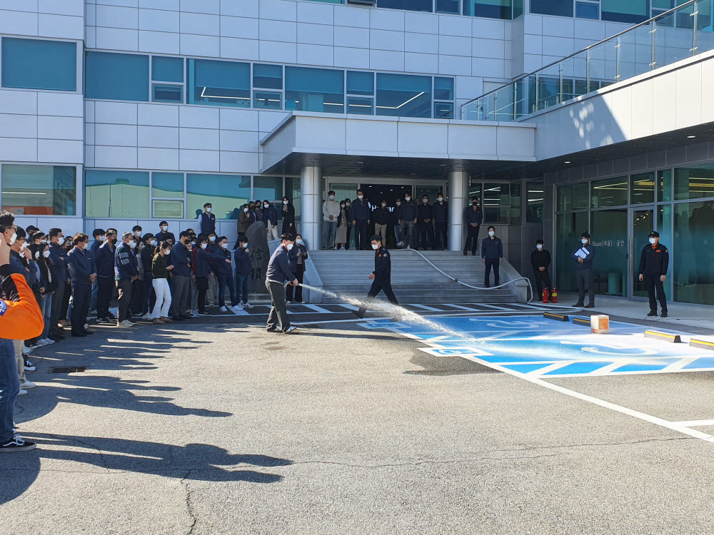 해양에너지는 25일 광주 광산구 본사에서 해양에너지 임직원 및 광산소방서 하남119안전센터가 참여하는 합동소방훈련을 실시했다.