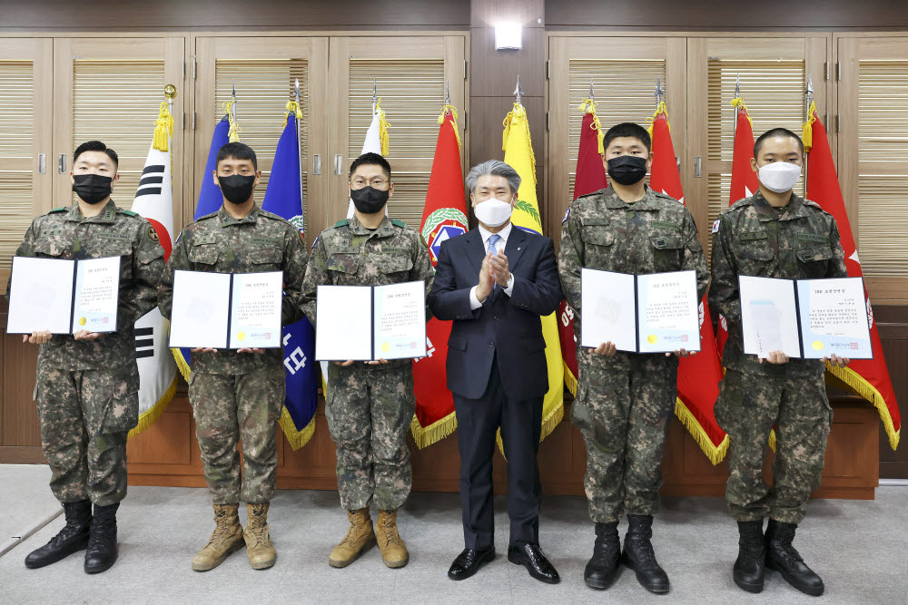 지난 26일 육군 제6군단을 방문한 윤종원 기업은행장이 장병들과 기념촬영을 하고 있다.