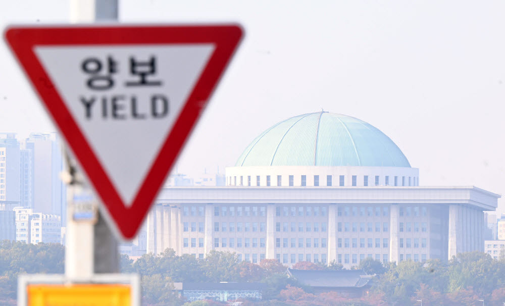 꽉 막힌 정국...예산 국회 난항 예고