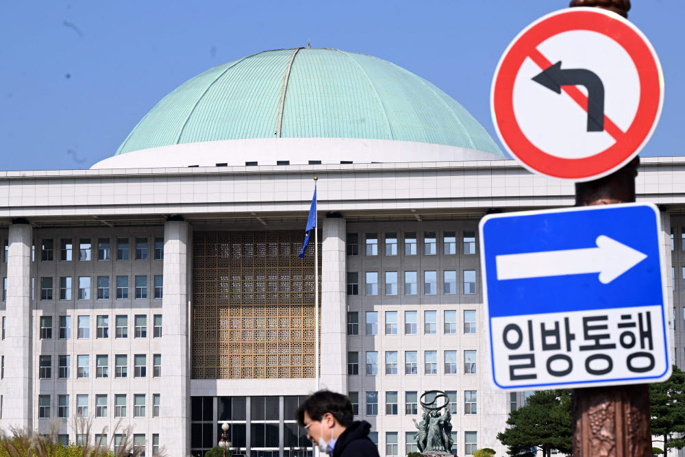 꽉 막힌 정국...예산 국회 난항 예고