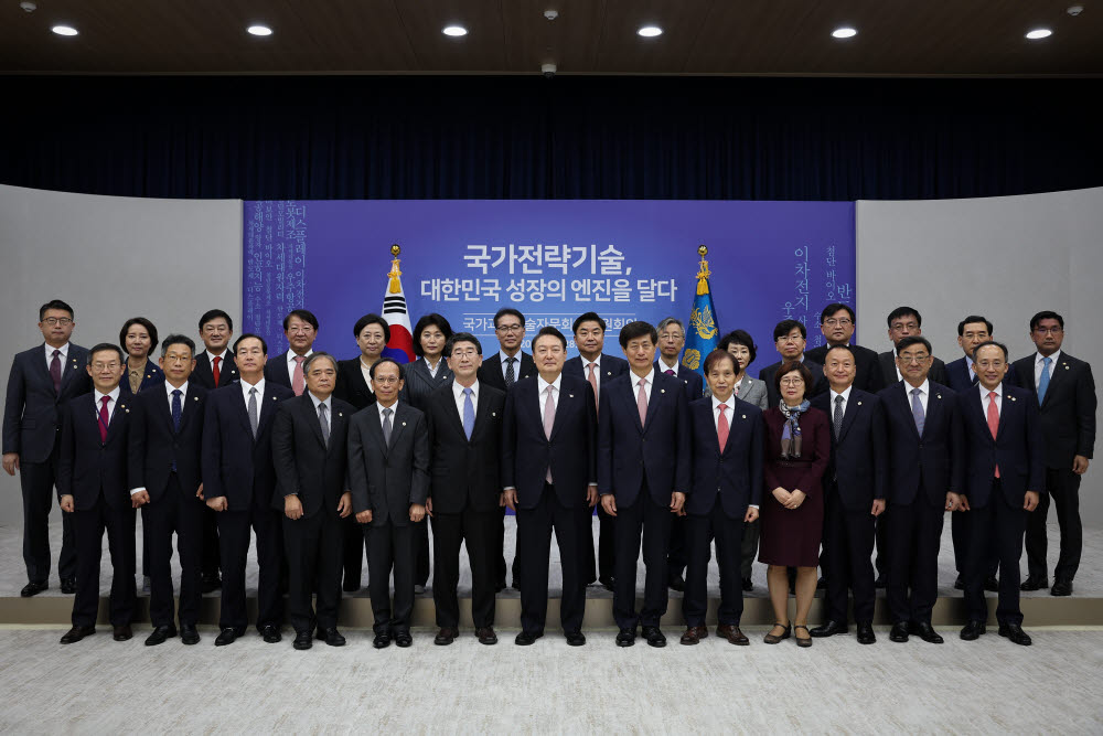 윤석열 대통령이 28일 오전 용산 대통령실 청사에서 열린 국가과학기술자문회의 전원회의에서 참석자들과 기념촬영을 하고 있다. 대통령실 제공