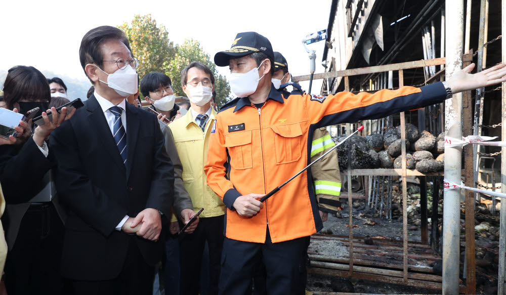 28일 오전 더불어민주당 이재명 대표가 대구 북구 매천동 농수산물 도매시장 화재 현장을 방문하고 있다. 연합뉴스