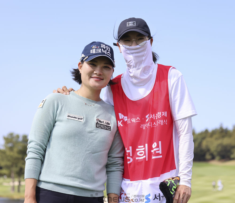 [포토]정희원, 오늘이 정민이가 캐디해요