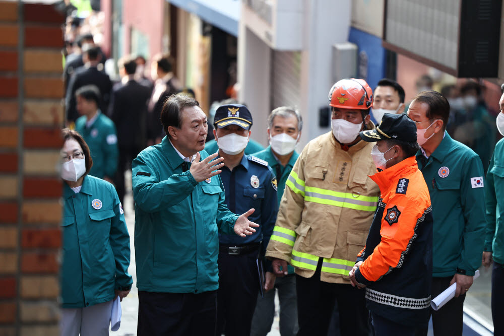 이태원 핼러윈 사고 현장 살펴보는 윤석열 대통령