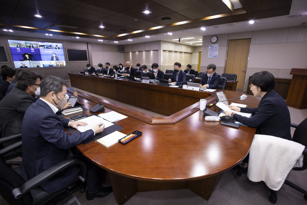 한화진 환경부 장관이 31일 정부세종청사에서 제3차 환경규제혁신전략회의를 주재했다.