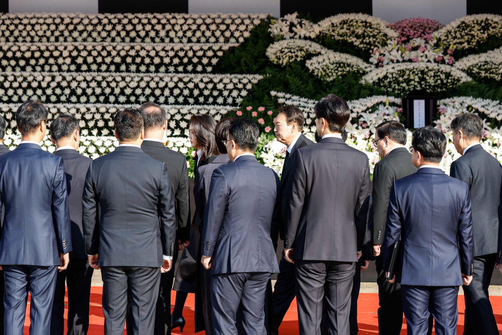 서울광장 합동분향소 찾은 윤석열