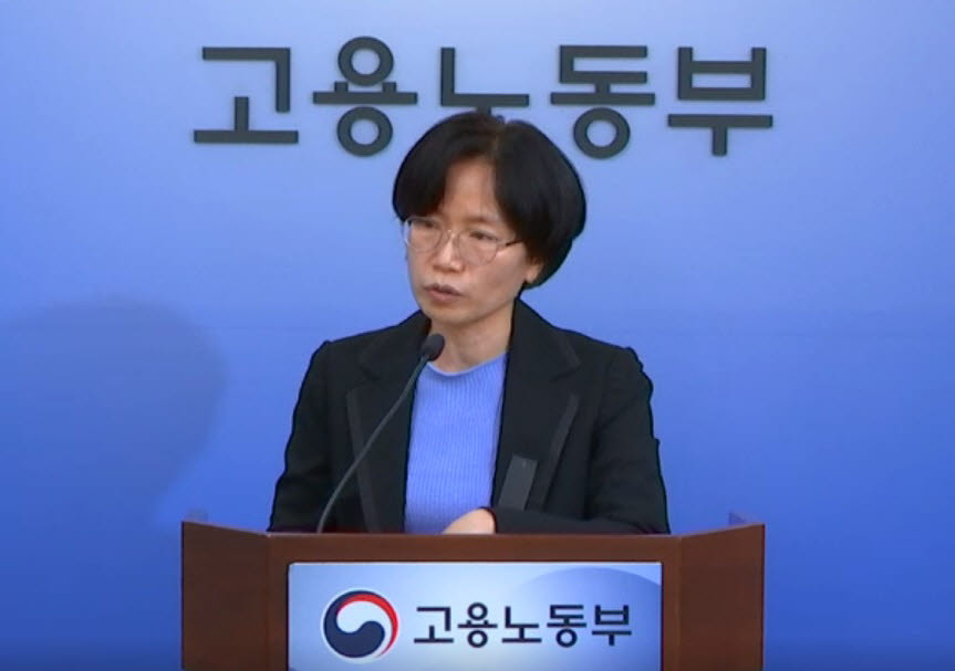 정향숙 고용노동부 노동시장조사과장이 31일 정부세종청사에서 2022년 9월 사업체노동력조사 결과를 발표하고 있다.