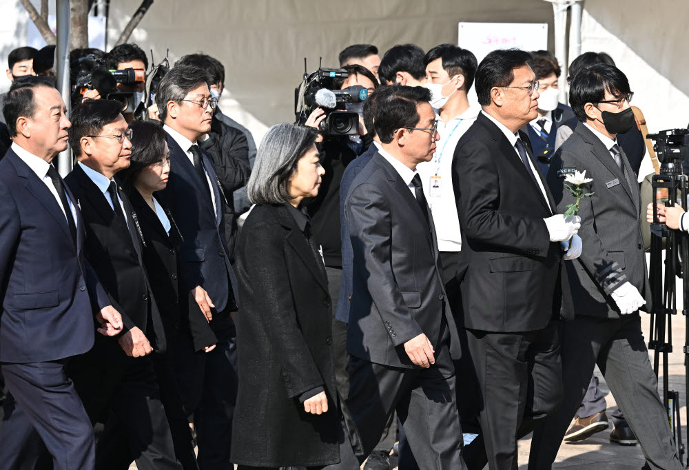 서울광장 합동분향소 찾은 국민의힘