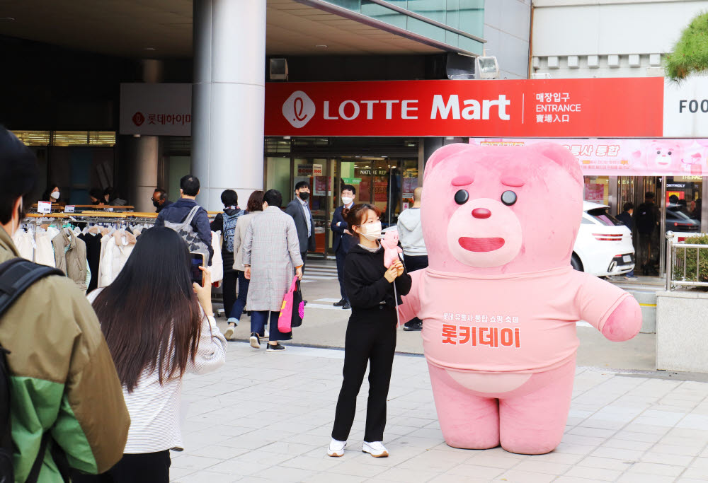 롯데는 롯키데이에 맞춰 진행한 벨리곰 소환 이벤트를 전부 중단한다.