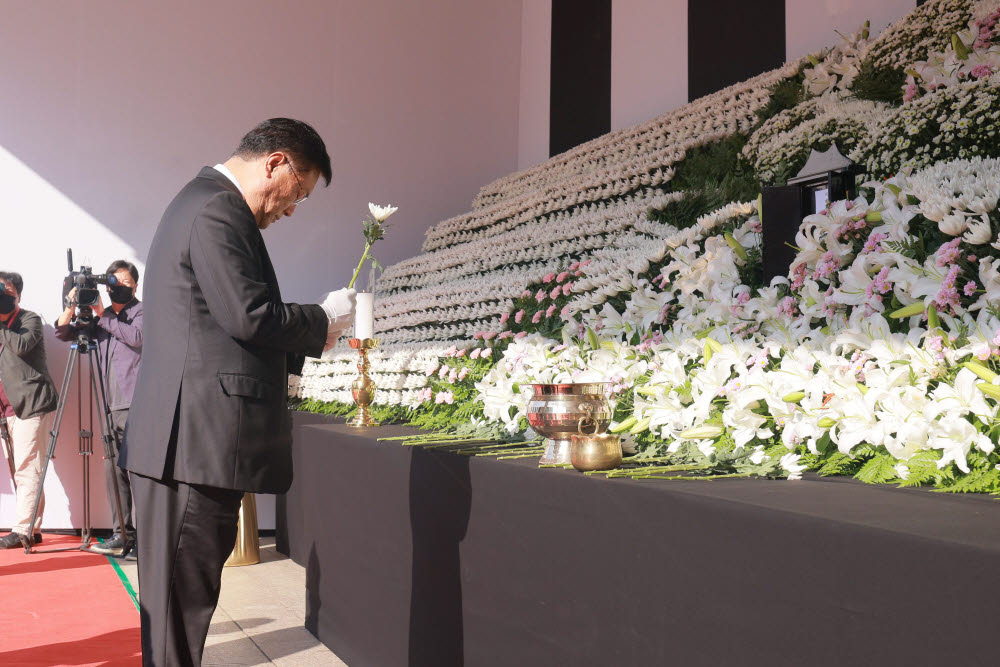 정진석 국민의힘 비상대책위원장이 31일 오전 서울광장 합동분향소를 찾아 이태원 참사 희생자들을 조문하고 있다. 연합뉴스