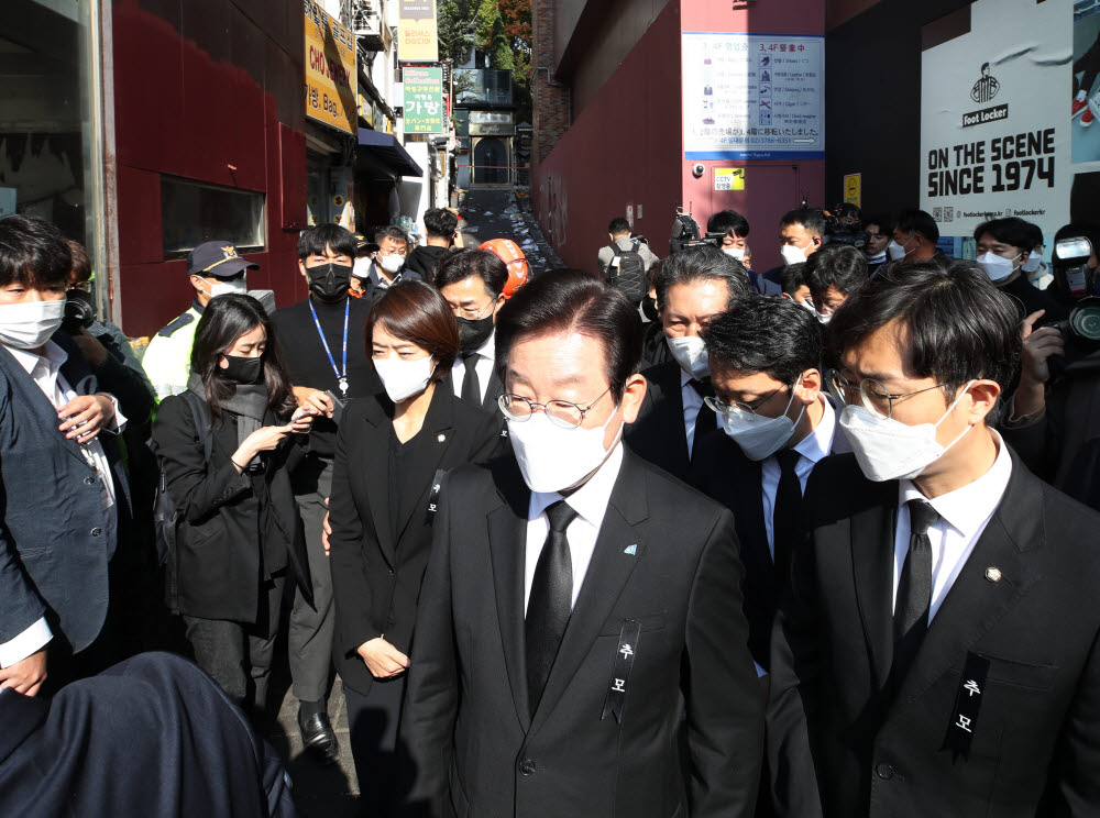 더불어민주당 이재명 대표가 31일 오전 서울 용산구 이태원 압사 참사 현장을 방문, 최성범 용산소방서장의 브리핑을 받은 뒤 현장을 떠나고 있다. 연합뉴스