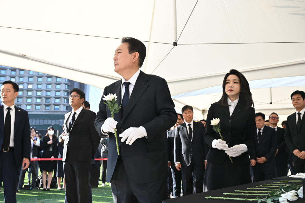 윤석열 대통령과 김건희 여사가 31일 오전 서울광장에 마련된 이태원 사고 사망자 합동분향소를 방문, 조문을 위해 이동하고 있다. 대통령실 제공