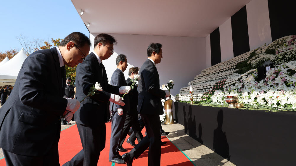 (서울=연합뉴스) 임헌정 기자 = 한덕수 국무총리, 오세훈 서울시장 등 정부 관계자들이 31일 서울광장에 마련된 이태원 사고 사망자 합동분향소에서 헌화하고 있다. 2022.10.31 [공동취재] kane@yna.co.kr