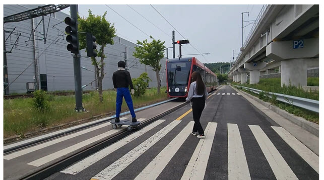 트램이 보행자 모형을 인식, 스스로 정차한 모습.