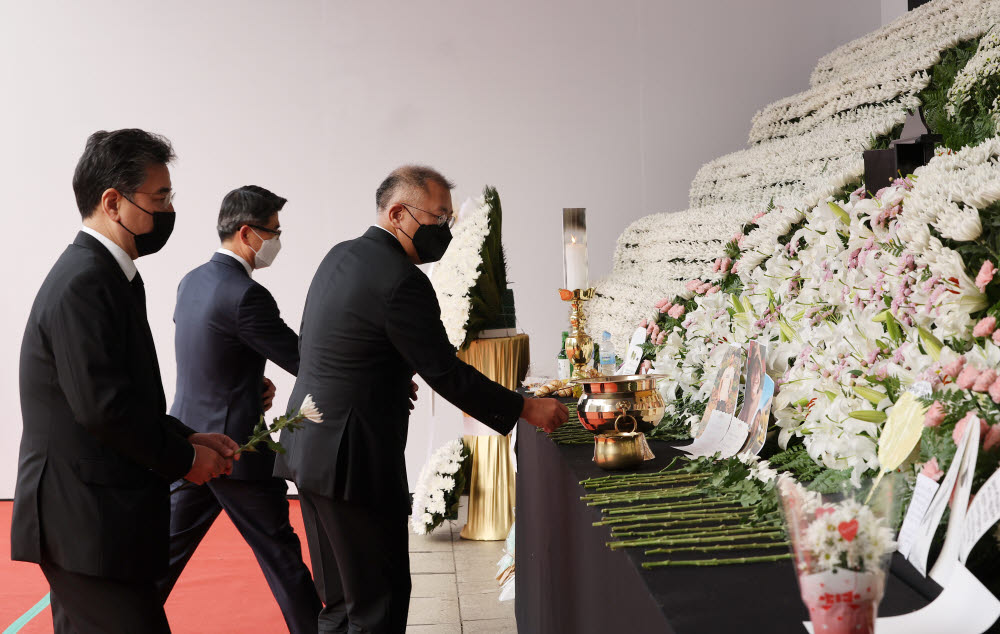 정의선 현대차그룹 회장과 송호성 기아 사장, 장재훈 현대차 사장(오른쪽부터)이 이태원 사고 합동분향소를 찾아 조문하고 있다. 연합뉴스