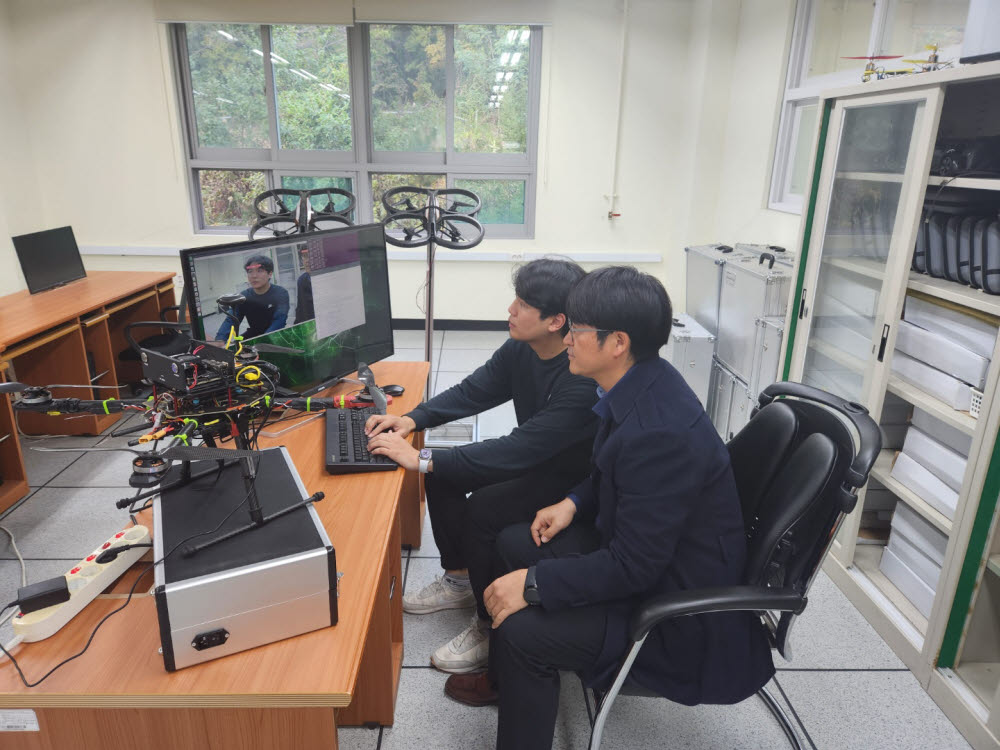 윤근수 항공전기전자정비과 교수(오른쪽)와 이종현 한국항공우주산업(KAI) 연구원이 한국폴리텍대학 항공캠퍼스에서 모션제어실습 장비를 시연하고 있다.
