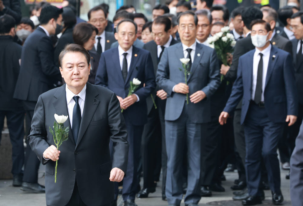 윤석열 대통령이 1일 서울 용산구 이태원역 1번 출구 앞 참사 추모 공간을 방문, 헌화를 위해 이동하고 있다. 연합뉴스