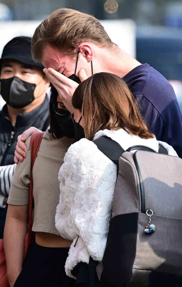 1일 서울 용산구 이태원역 1번 출구 앞 참사 추모 공간에서 외국인들이 슬픔에 잠겨있다.