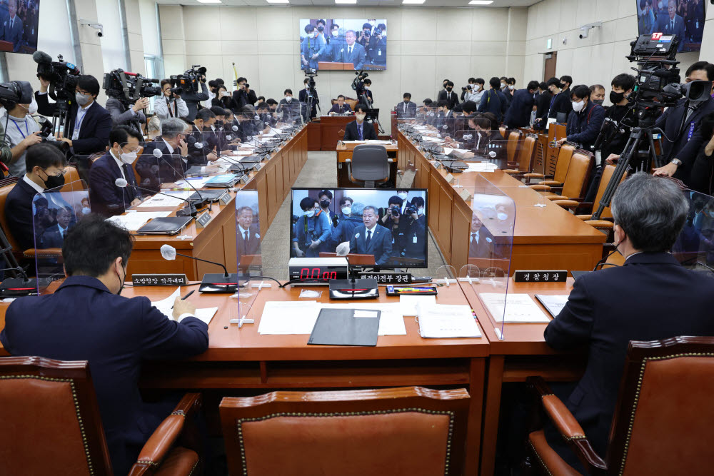 (서울=연합뉴스) 이정훈 기자 = 이상민 행정안전부 장관이 1일 오후 국회에서 열린 행정안전위원회 전체회의에서 이태원 참사와 관련해 현안 보고하고 있다. 2022.11.1 uwg806@yna.co.kr