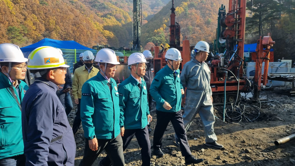 이정식 고용노동부 장관(오른쪽 세번째)이 2일 경북 봉화 광산 갱도 붕괴 사고 구조현장을 찾았다. [고용노동부 제공]