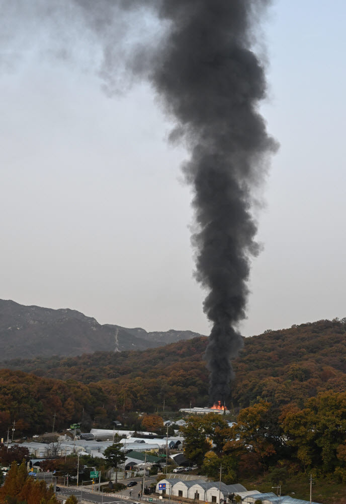 우면산 근처 화재 발생...진화중