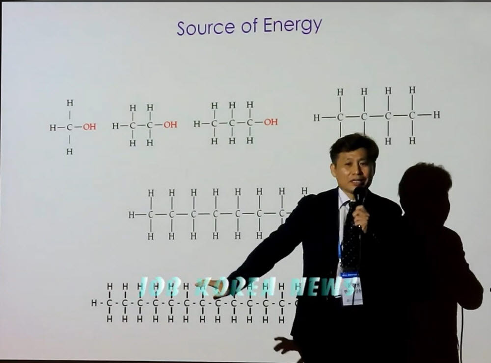 윤경용 가온셀 대표가 제48차 세계한인상공인지도자대회 및 제9차 세계한민족청년지도자대회에서 국내 기업으로는 유일하게 기업 및 사업 소개를 하고 있다.