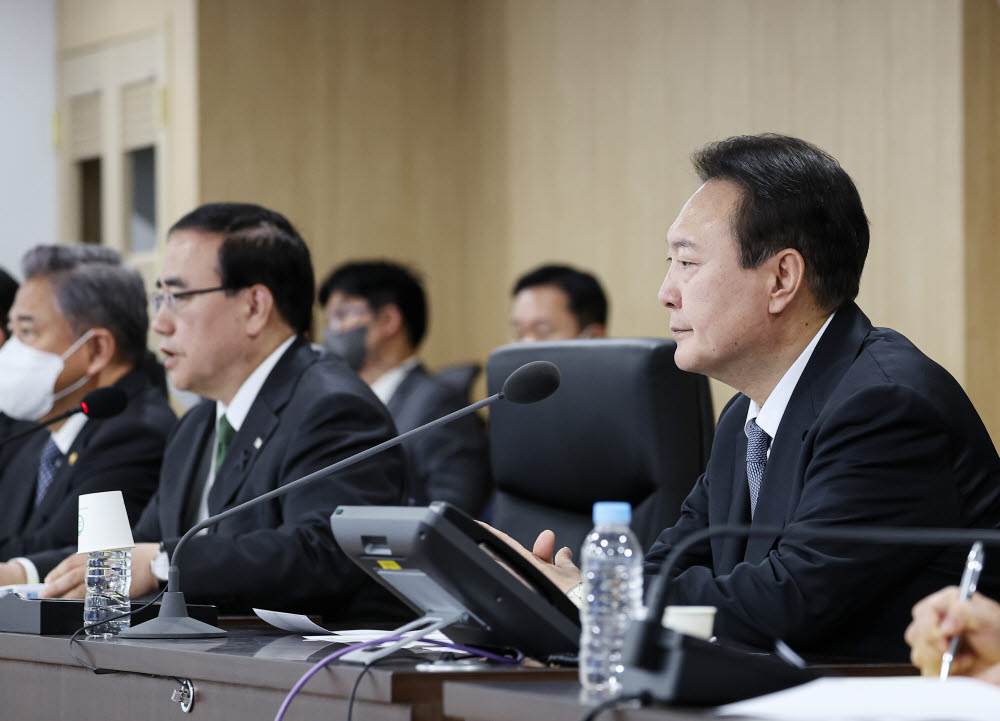 북한의 탄도미사일 발사 관련 윤석열 대통령이 3일 서울 용산 대통령실 청사 국가위기관리센터에서 열린 긴급 국가안전보장회의(NSC) 상임위원회에 참석, 상황보고를 받고 있다. 대통령실 제공