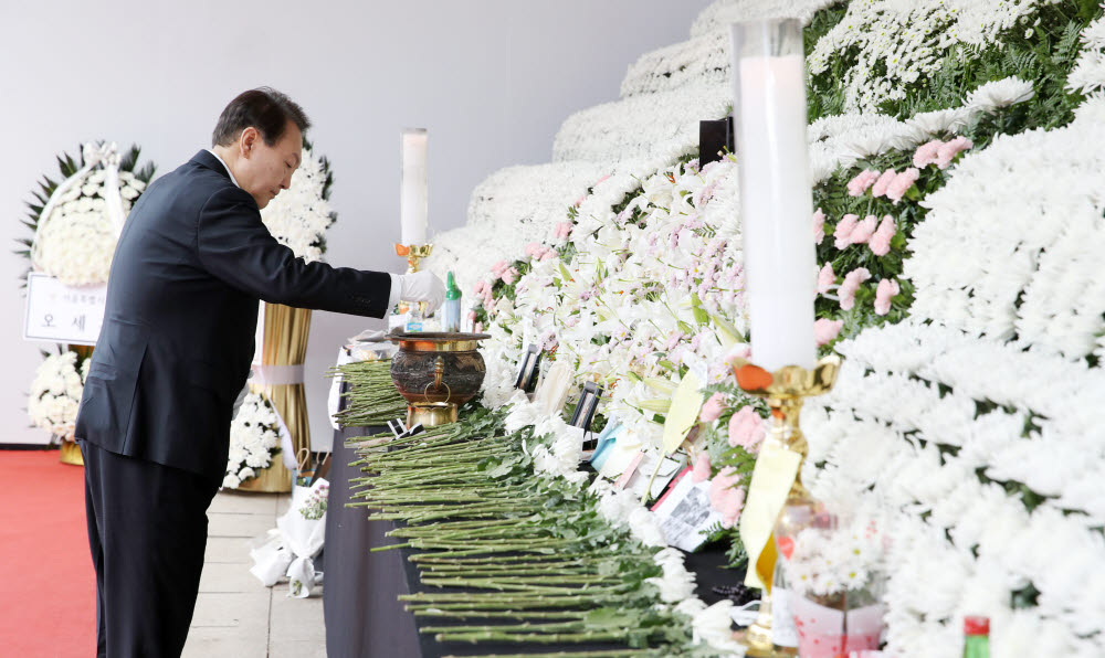 윤석열 대통령이 3일 오전 서울광장에 마련된 이태원 사고 사망자 합동분향소를 방문, 분향을 하고 있다. 연합뉴스