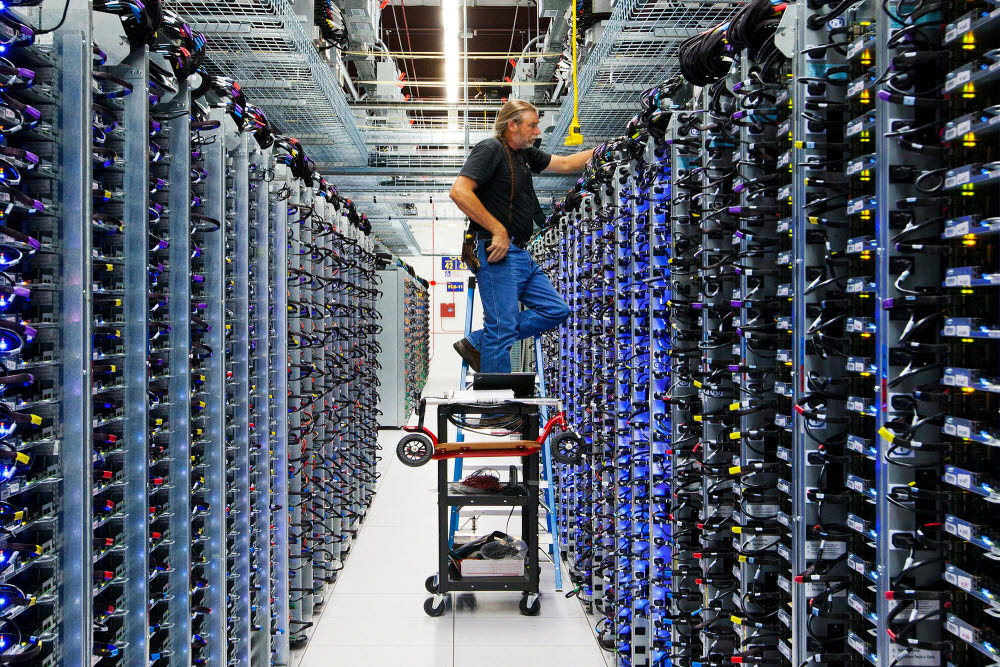 미국 오클라호마 주 메이스 카운티에 있는 구글의 데이터센터 내부 모습. 현재 구글은 전 세계에 23개 데이터센터를 구축했다. (출처: Google)