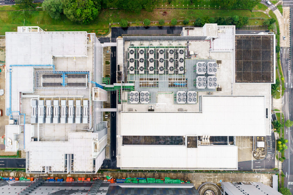 싱가포르에 있는 구글 데이터센터를 위에서 내려다본 모습. 수많은 에어컨 실외기들을 볼 수 있다. (출처: Google)
