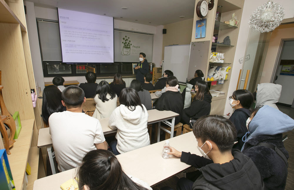 지난 2일 경기도 하남시 민들레꽃피우기 지역아동센터에서 케이뱅크 직원이 청소년 대상으로 금융교육을 실시하고 있다.