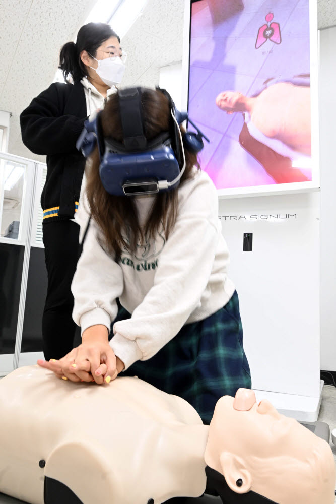 사람 살리는 CPR, 인공지능 탑재된 VR기기로 훈련해요