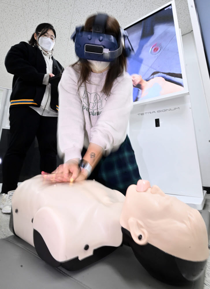 사람 살리는 CPR, 인공지능 탑재된 VR기기로 훈련해요