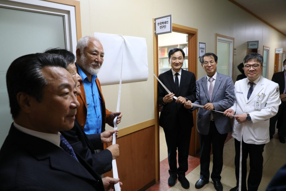 전남대 의대 학동캠퍼스 행정동 6층에서 열린 한국백세인연구단 현판식 행사 모습.