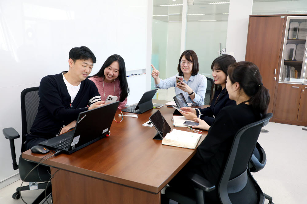 KB국민은행 리브플랫폼부 직원들이 리브똑똑 서비스 개선을 위한 회의를 하고 있다. (사진=국민은행)