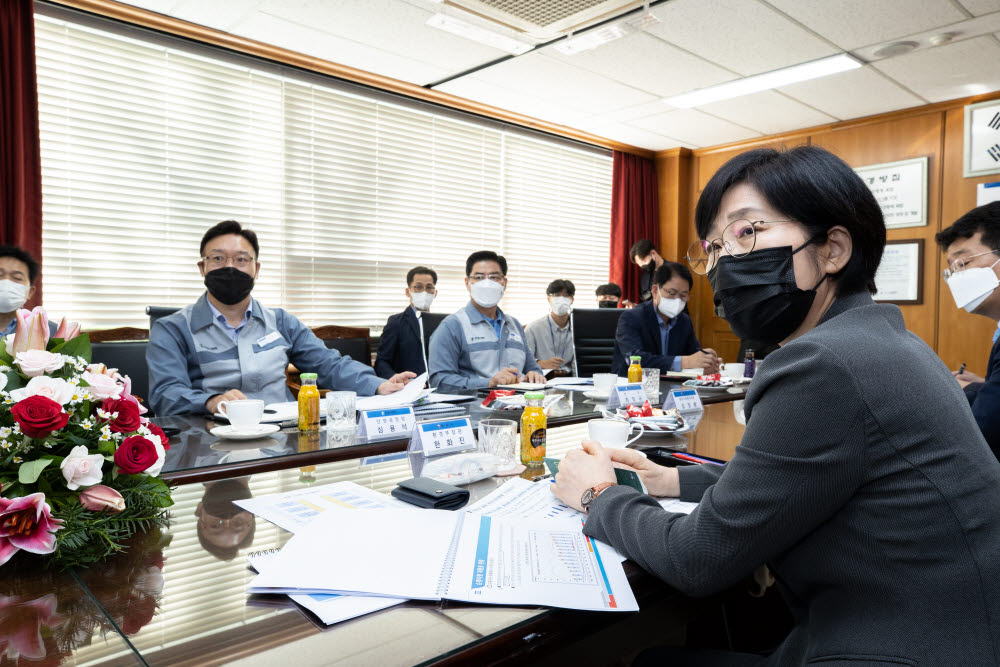 (서울=연합뉴스) 한화진 환경부 장관이 27일 오후 충북 단양군 소재 한일시멘트 사업장을 방문해 업계 현안에 대해 논의하고 있다. 2022.9.27 [환경부 제공. 재판매 및 DB 금지] photo@yna.co.kr