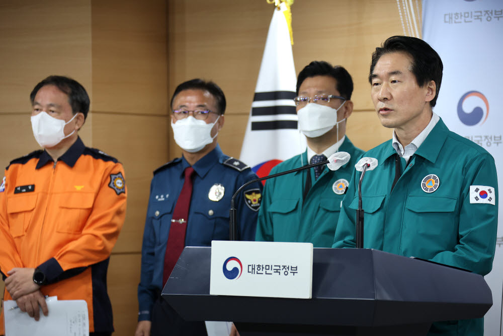 (서울=연합뉴스) 김승두 기자 = 김성호 행안부 재난안전관리본부장(중대본 1본부 총괄조정관)이 7일 정부서울청사 브리핑실에서 이태원 사고 중대본 회의를 마치고 보건복지부와 외교부, 경찰청, 소방청 담당 국장들이 배석한 가운데 브리핑을 하고 있다. 2022.11.7 kimsdoo@yna.co.kr