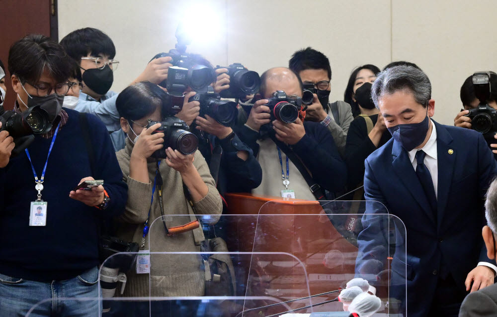 윤희근 경찰청장이 회의장에 들어서고 있다.