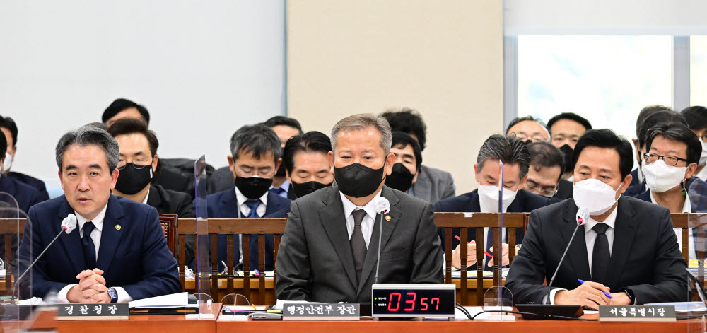 윤희근 경찰청장이 질의에 답하고 있다.