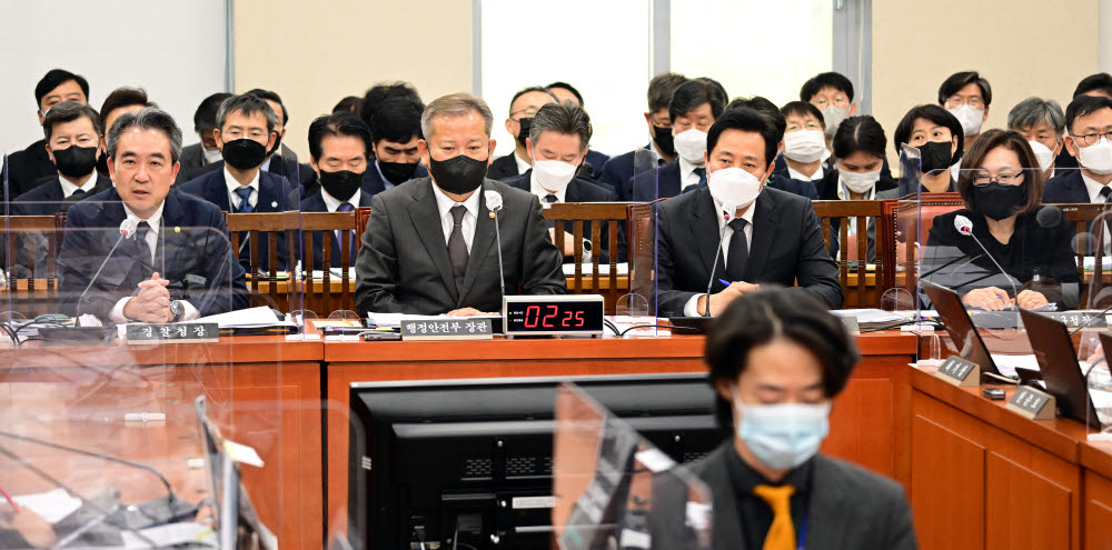 윤희근 경찰청장이 질의에 답하고 있다. 왼쪽부터 윤 청장, 이상민 행정안전부 장관, 오세훈 서울시장, 박희영 용산구청장.